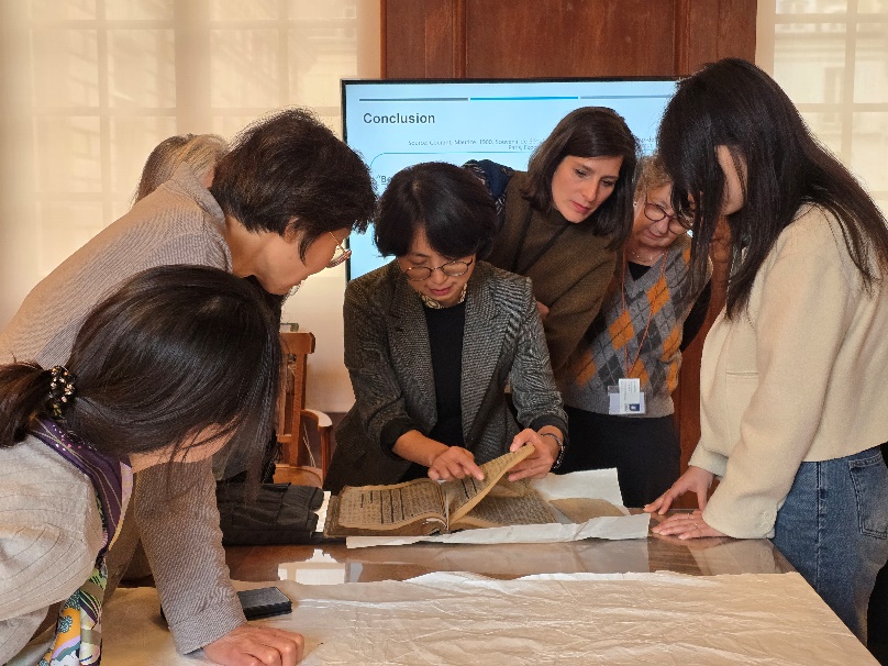  &rsquo;Atelier sur les papiers cor&eacute;ens, Hanji(韓紙)&rsquo; 워크숍이 진행되고 있다. 한지에 대해 이야기를 나누고 있다