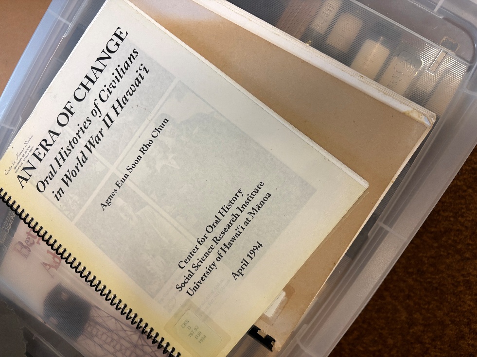 Hamilton Library로 보낼 책을 정리 정리하고 있다