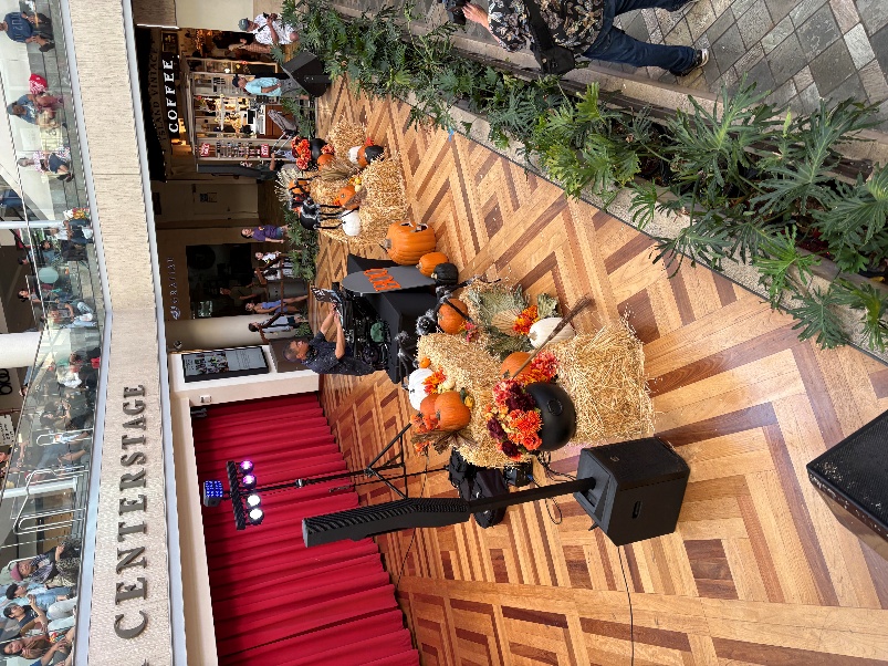 호박, 짚 등으로 할로윈 준비를 하고 있다