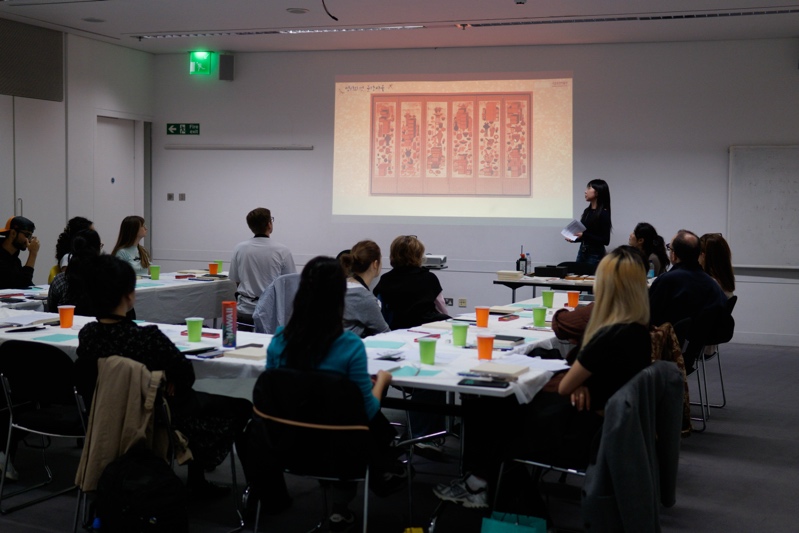 문방도를 그릴 수 있는 이벤트에서 강의를 진행하고 있다. 