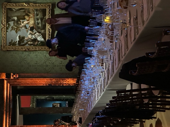 저녁행사, 식탁위에 와인잔들이 놓여져 있다