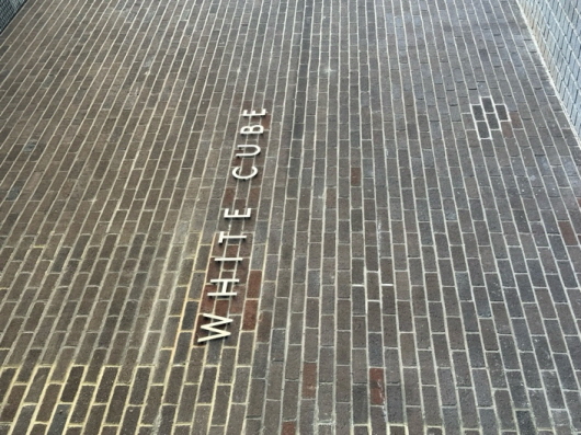 WHITE CUBE라고 벽돌위에 입체적으로 있다