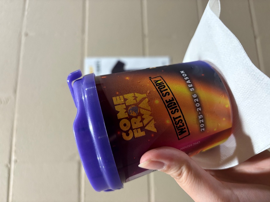 Come From Away가 적혀있는 텀블러