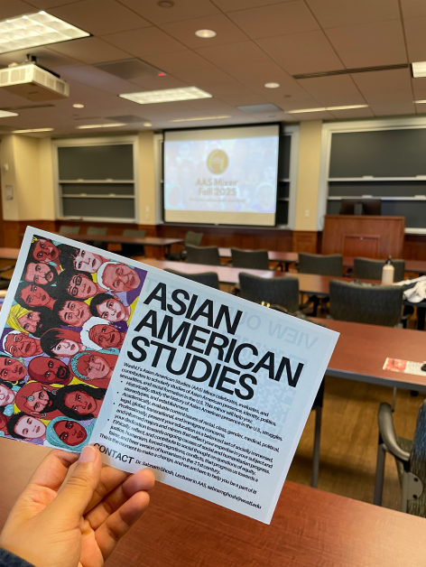 Asian American Studies Fall Mixer에 참석하여 &lsquo;Asian American in the Midwest'팜플렛을 들고 있다
