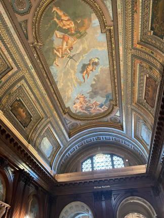 천장의 천사 그림이 그려져있다