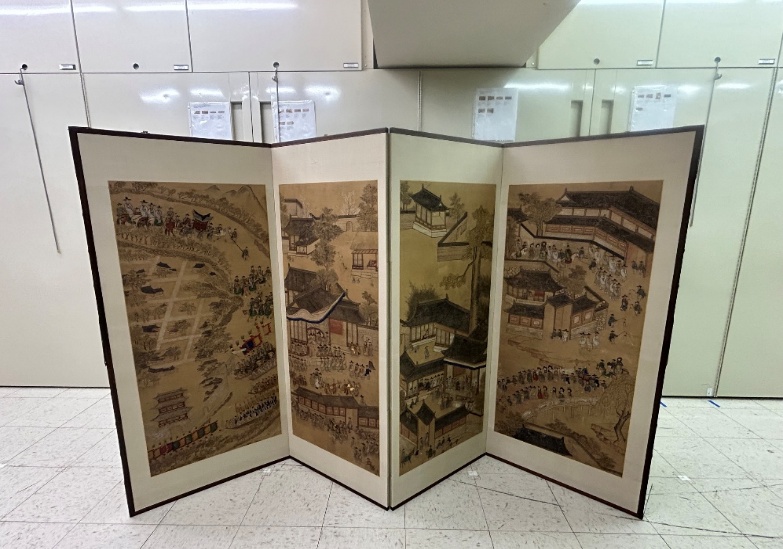 조선 후기에 제작된 병풍, 조선시대의 한옥과 사람들의 모습이 그려져있다
