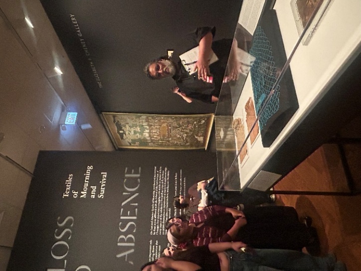  In-Person Intern Program, 전시가 어떤 과정으로 기획되고 있는지에 대해 설명을 하고 있다1