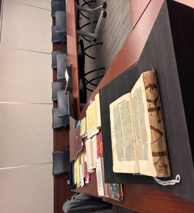 학생들에게 희귀본과 필사본을 직접 다뤄볼 기회를 제공하였습니다