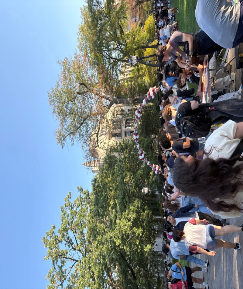 수백 개의 학생 단체와 대학 부서가 부스를 열어 신입생과 재학생을 환영하는 행사가 메인 광장에서 열리고있다