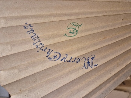 Merry Christmas 문구가 적힌 기증된 소장품