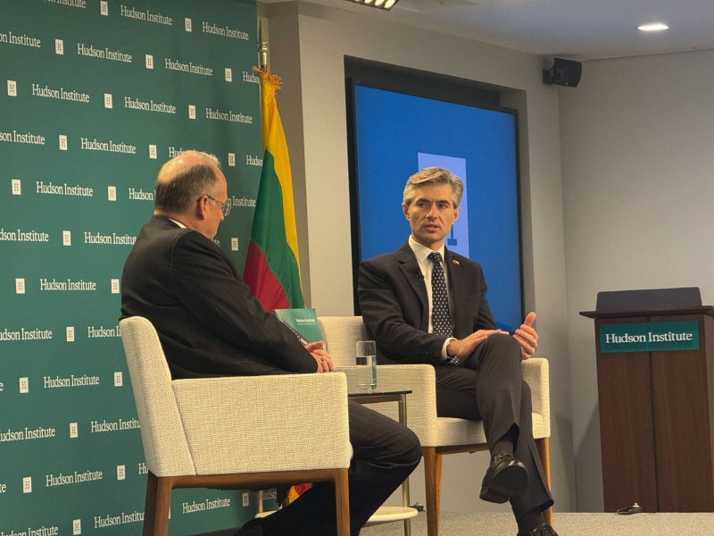 다양한 주제로 논의를 진행중인 모습1