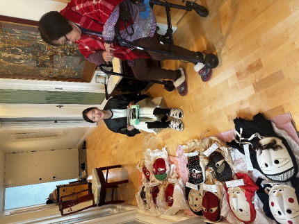  UCLA의 Buswell 교수님 댁에 방문해문해 탈 세트트를 조사중이다. 