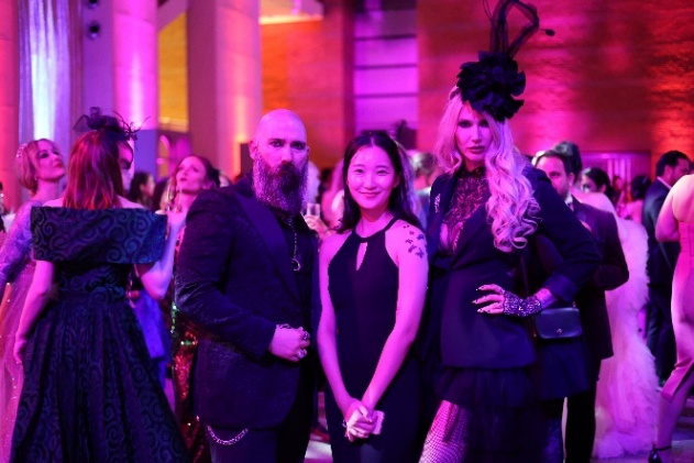 애프터파티, 관계자들과 사진을 찍고 있다