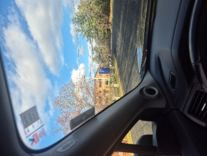 운전대에서 찍은 외부 모습