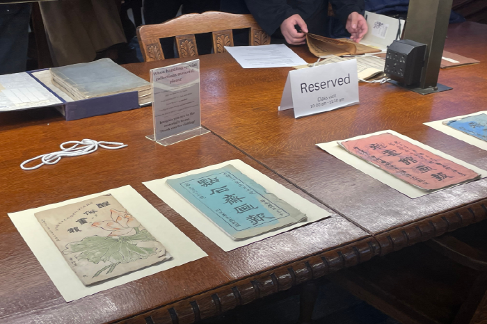 실제 고서들이 책상위에 놓여져 있다