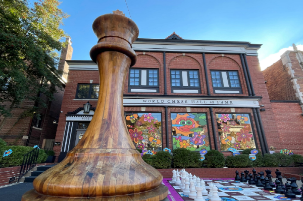 체스박물관, 거대한 체스모형이 입구앞에 놓여져있다