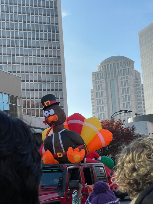 커다란 칠면조 모양의 풍선이 차위에 있다