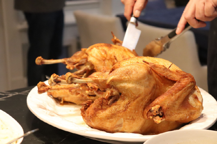 칠면조를 자르고 있는 모습