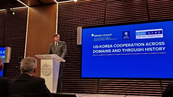 미국 국무부 부장관 Christopher Landau의 특별 연설을 진행하고 있다