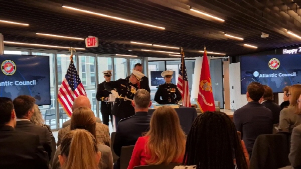 미국 해병대 250주년을 기념하는 행사가 진행되고 있다. 해군들이 앞에서 진행하고 있는 모습