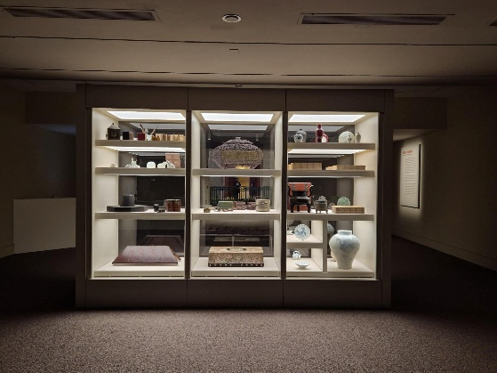 국립아시아미술관에서 진행 중인 '이건희 컬렉션,도자기들이 전시되어 있다