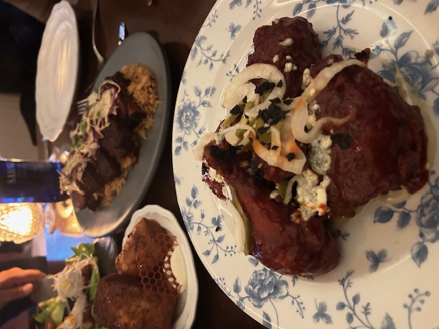 식탁위에 갈비찜, 멸치볶음 등 한식이 놓여져 있다