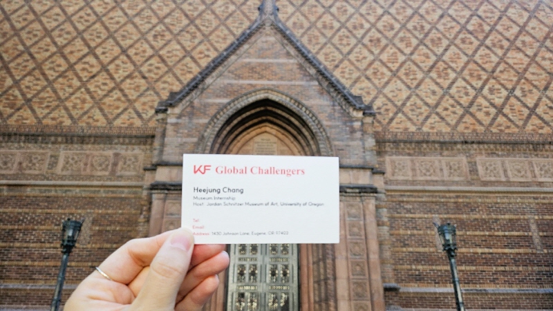 조던슈니처미술관을 배경으로 KF Golbal Challengers 명함을 들고있다