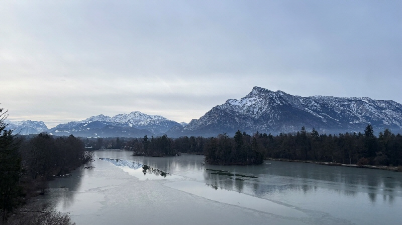  산에 눈이 내려서 설산이 된 모습