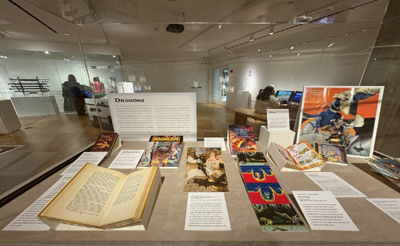 DRAOONS 작품이 즐비되어 있다