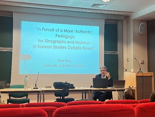 Ross King 교수님이 강연을 하는 모습