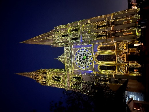 노트르담 대성당의 빛이 들어온 모습