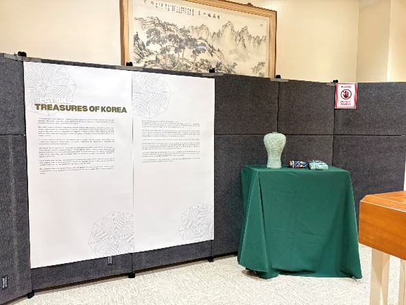 CKS에서 소장 중인 도자기가 초록색 테이블보 위에 올려져있다