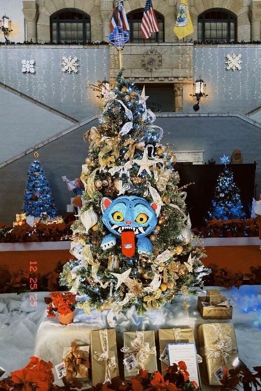 케이팝 데몬 헌터스 테마로 꾸며진 크리스마스 트리