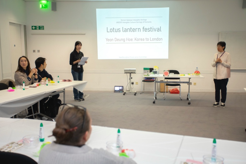 Lotus Lantern Festival 프로그램에서 통역을 진행중인 모습