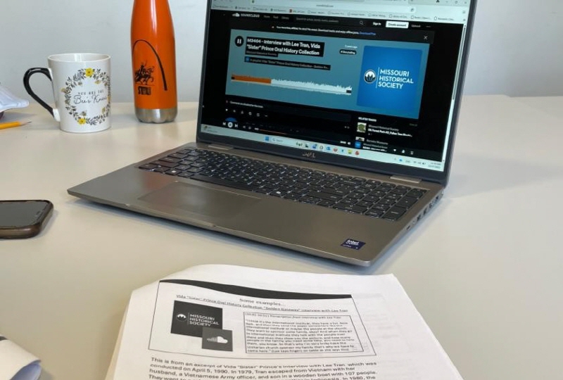 노트북에서 음성을 듣고 있다