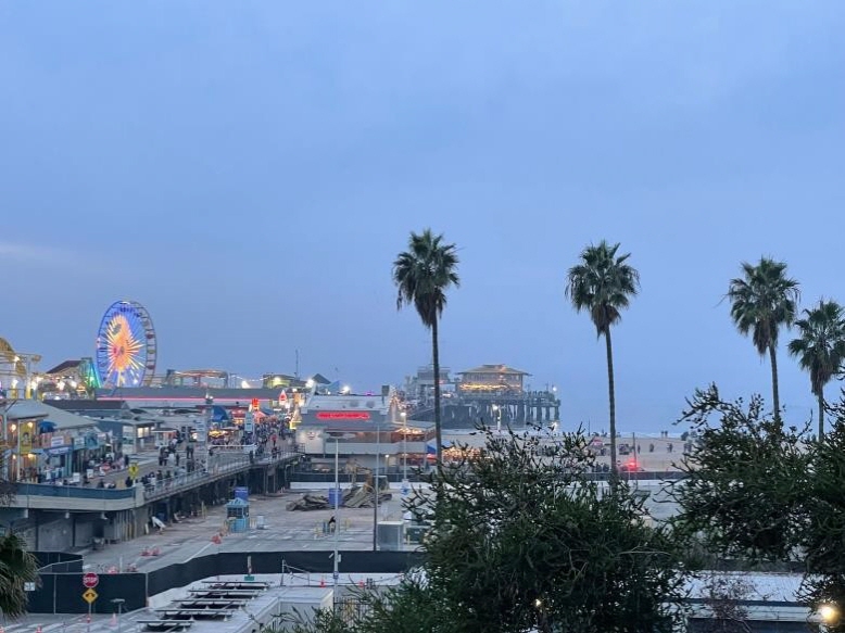 산타모니카 ﻿해변, 놀이공원과 야자수가 늘여져 있다