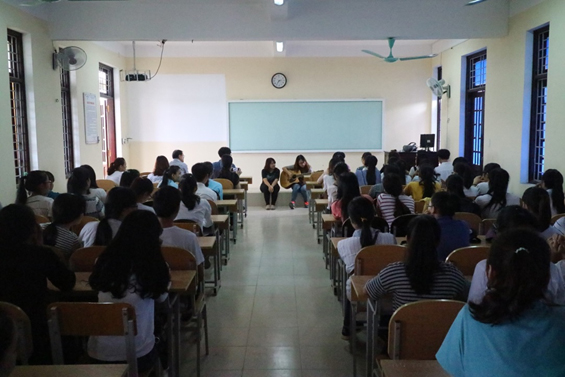 1학년 신입생 환영회 (2학년 학생들의 노래 공연 중)