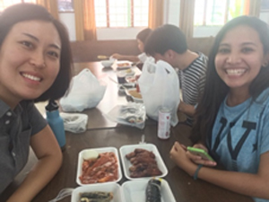 한국 음식 바자회에서 