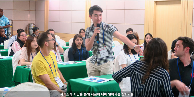 자기소개 시간을 통해 서로에 대해 알아가는 참자가들