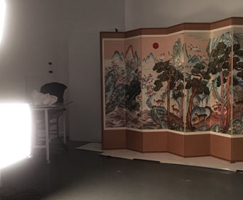 소장품 기록을 위한 사진촬영 업무 보조 중