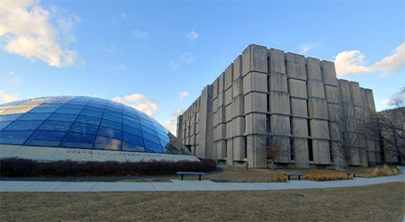 [Figure 1] 시카고대학의 중앙도서관 역할을 수행하는 Joseph Regenstein Library(오른쪽)와 보존서가 및 이용자 열람공간이 있는 Joe and Rika Mansueto Library(왼쪽)