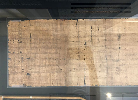 사진4. Archives nationales에서 가장 오래된 자료인 파피루스 (un papyrus)