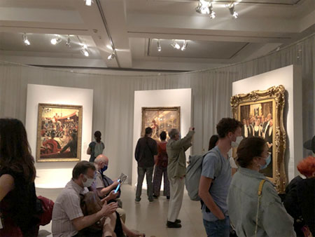 사진6. James Tissot전(展) 내부 모습. 모든 관람객은 관람시 항상 마스크를 쓰고 있어야 한다.