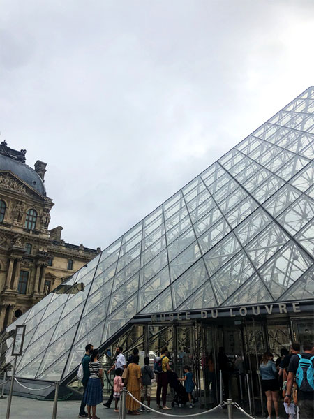 사진3. 루브르박물관 (Musée du Louvre) 입구. 관람객들은 미리 예약을 해야 하며 예약한 시간에 맞춰서 입장해야 한다.