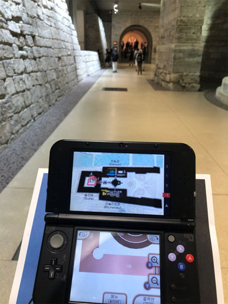 사진8. 루브르 박물관의 오디오 가이드. 닌텐도의 협찬을 받아 뉴 닌텐도 3DS (New Nintendo 3DS)를 사용하고 있다.