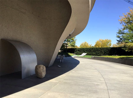 <위: Hirshhorn Museum and Sculpture Garden의 이우환 작품 야외전시>