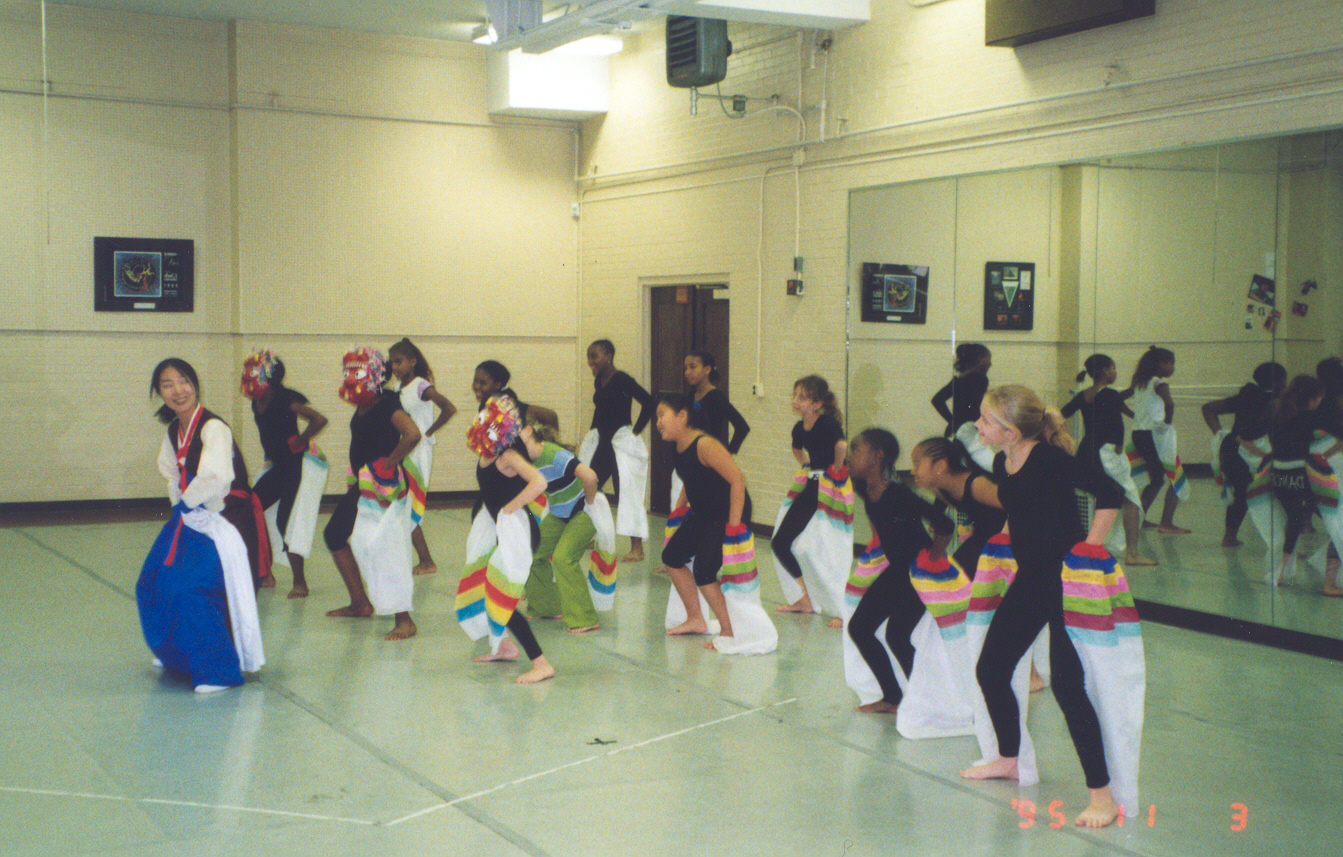 Buffalo Performing Arts School을 방문한 손인영씨로부터 봉산탈춤을 배우고 있는 미국 어린이들