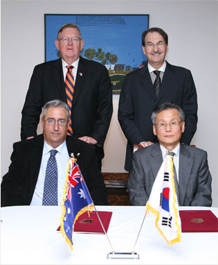 KF Executive Vice President Hahn Young-hee (right) and Robert Ray, chairman of the Australian Political Exchange Council, sign an MOU on  a mutual exchange program for future political leaders of Korea and Australia.