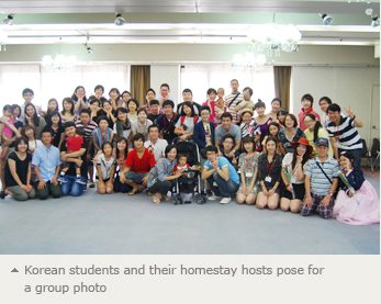 Korean students and their homestay hosts pose for a group photo. 