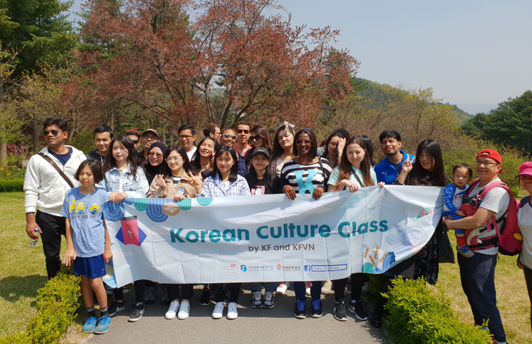 봄의 정취에 빠진 한국문화교실의 수목원 나들이